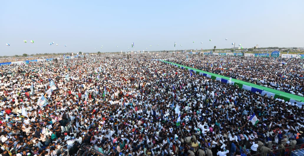 naralokesh's tweet photo. ఆంధ్రప్రదేశ్ సియం ఏకంగా మార్ఫింగ్ ఫోటోలు వేసి, నా మీటింగ్ కి ప్రజలు వచ్చారు అని చెప్పుకోవటం దేశ చరిత్రలో ఎప్పుడైనా చూసారా ? డ్రోన్ షార్ట్స్ తో, గ్రీన్ మ్యాట్ తో నిన్న దొరికిపోయారు. అందుకే, ఇప్పుడు ఏకంగా ఫోటోలు మార్ఫింగ్ చేసి వదిలారు 

https://t.co/ZOINDoYj72
ఈ ఫోటోని, ఎలా మార్ఫింగ్ చేసి. ప్రజలను మభ్య పెట్టాడో చూడండి.

జగన్.. నీకు ప్రజల మద్దతు లేదు. నువ్వు ఎంత మభ్య పెట్టాలని చూసినా, ఎన్ని చీప్ ట్రిక్స్ వేసినా, ప్రజలు నిన్ను చిత్తు చిత్తుగా ఓడించటం ఖాయం.

#VFXPartyYSRCP
#SiddhamFlopShow 
#GreenMatSiddham