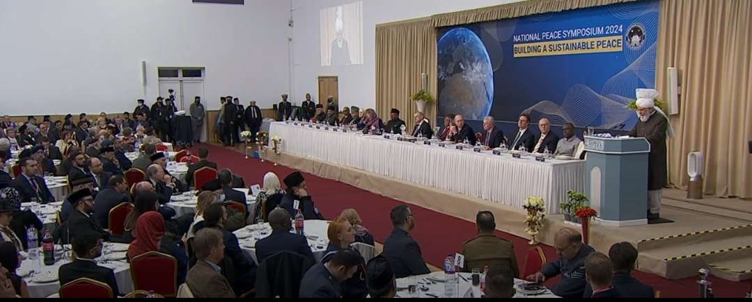 AhmadiyyaScot's tweet photo. 'With all my heart I hope and pray that before its too late, the world comes to its senses..' Hazrat Khalifatul Masih V (aba) #PeaceSymposiumUK 

Speakers included @Siobhain_Mc @EdwardJDavey with Ahmadiyya Muslim peace prize given to @StandbyMe_HQ and @Chernobyl https://t.co/vtbr822Dlp