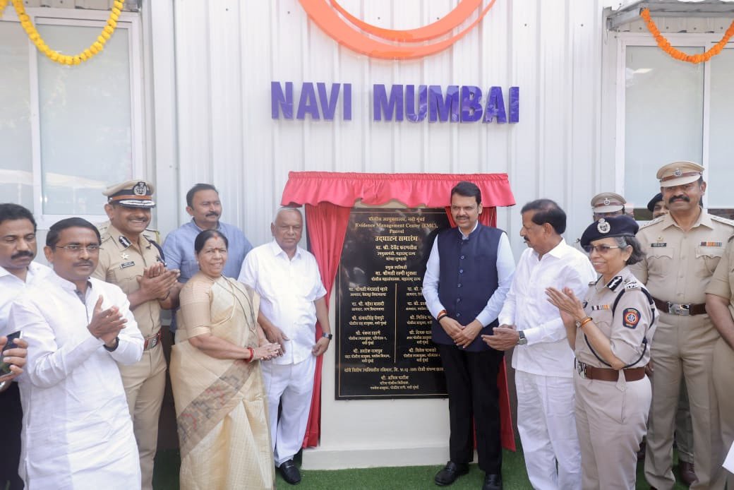 Dev_Fadnavis's tweet photo. 🕞 3.20pm | 10-3-2024📍 Navi Mumbai | दु. ३.२० वा. | १०-३-२०२४ 📍 नवी मुंबई.

🚨 Inauguration of Evidence Management Center (EMC) and Evidence Dispatch Van (EDV) under Navi Mumbai Police Commissionerate
🚨 पोलिस आयुक्तालय, नवी मुंबई अंतर्गत मध्यवर्ती पुरावा व्यवस्थापन कक्ष (EMC) व पुरावा डिस्पॅच व्हॅन (EDV)चा उदघाटन समारंभ
@DGPMaharashtra 
@Navimumpolice @NaikSpeaks @MlaMandaMhatre @ithakurprashant
#Maharashtra #NaviMumbai #Security #NaviMumbaiPolice