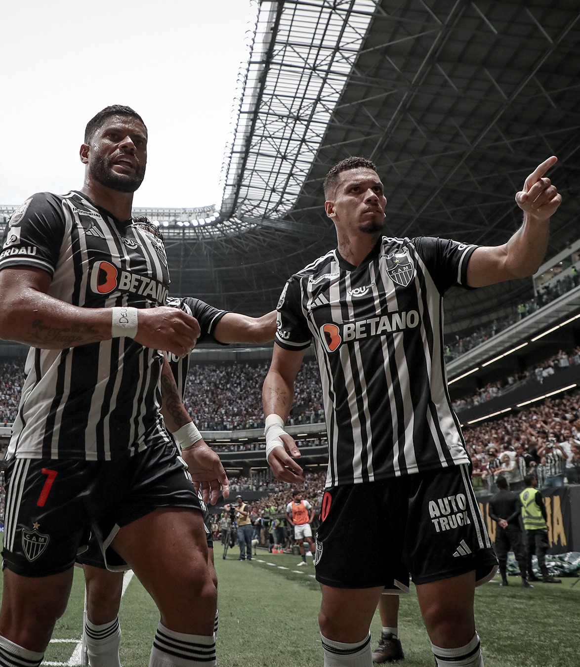 Hulk e Paulinho, jogadores do Atlético-MG, comemoram gol