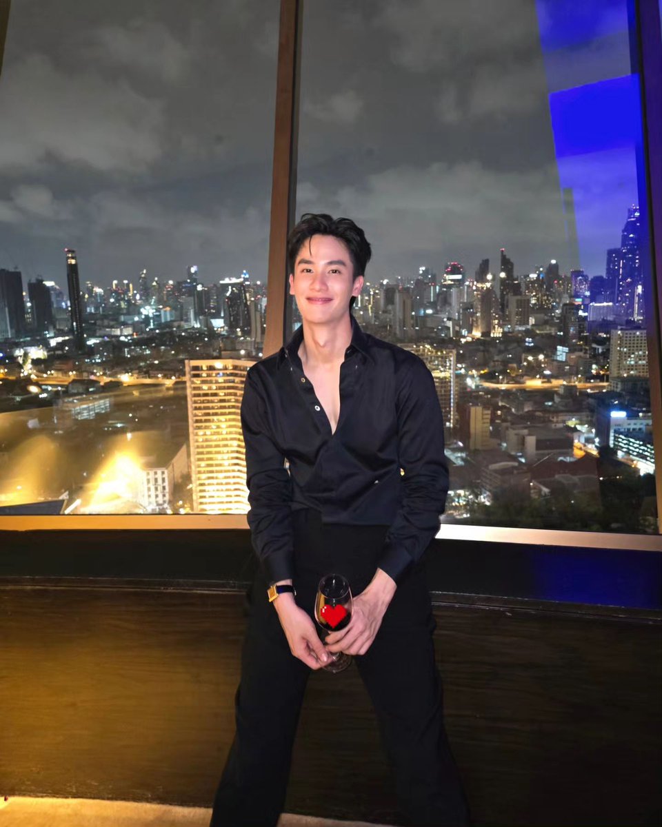 tawansimp's tweet photo. I want to be his shirt buttons so I can stay close to his chest https://t.co/kizcZk27z7