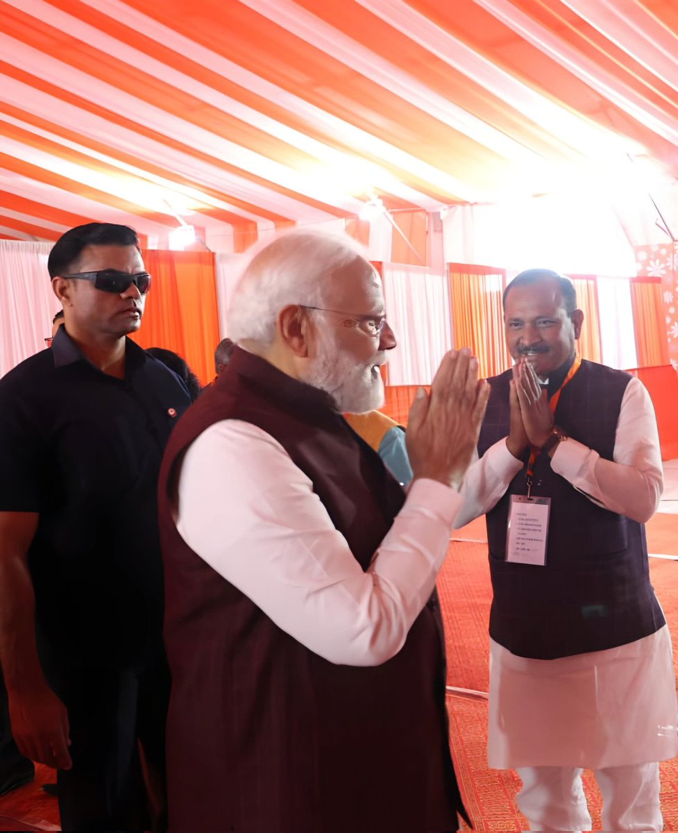 rishikantraibjp's tweet photo. भारत के यशस्वी, लोकप्रिय प्रधानमंत्री आदरणीय श्री @narendramodi जी का आज जनपद आगमन पर स्वागत अभिनंदन करने का अवसर प्राप्त हुआ...
#rishikantrai #BJP4IND 
@narendramodi_in
#ModiAgainIn2024 #ModiKaParivar 
@Bhupendraupbjp @idharampalsingh https://t.co/fMLNwNWQ7K