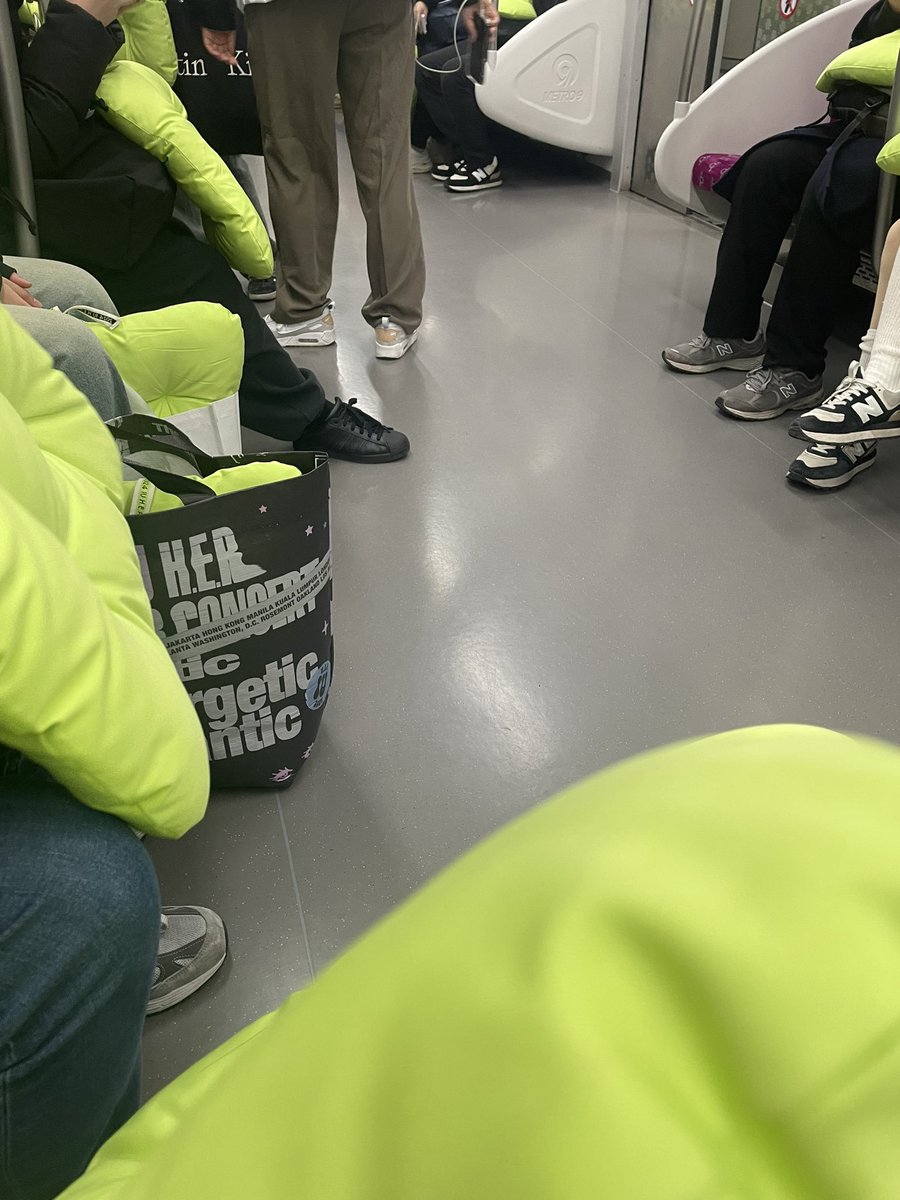 babiejieun's tweet photo. situation at the subway after IU concerts: https://t.co/Y4d7WOY7sr