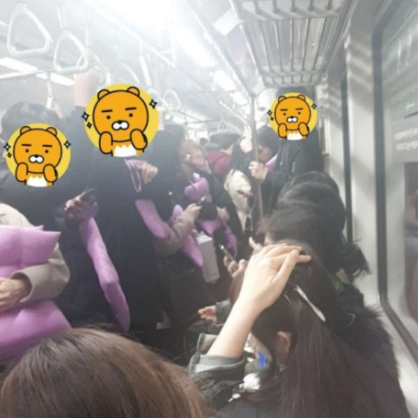 babiejieun's tweet photo. situation at the subway after IU concerts: https://t.co/Y4d7WOY7sr
