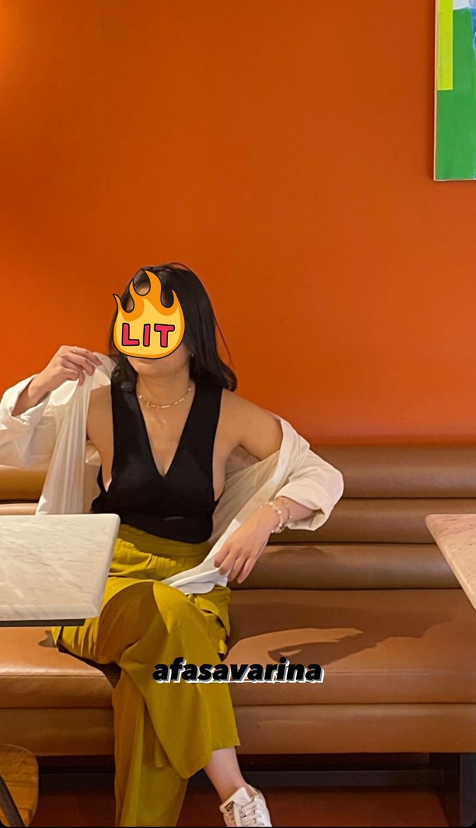 Disuruh foto dipublic buka kemeja sama pake tanktop v neck yang rendah, siapa lagi kalo bukan kerjaan mas pacar.. #chatseks