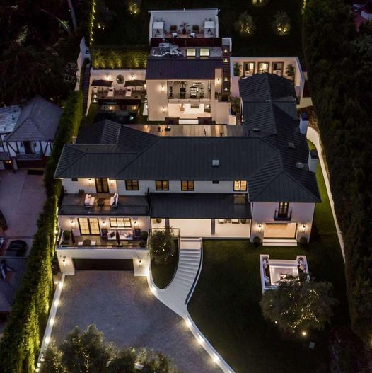 Exquisite Traditional Masterpiece with Guest House and Luxurious Amenities in Beverly Hills