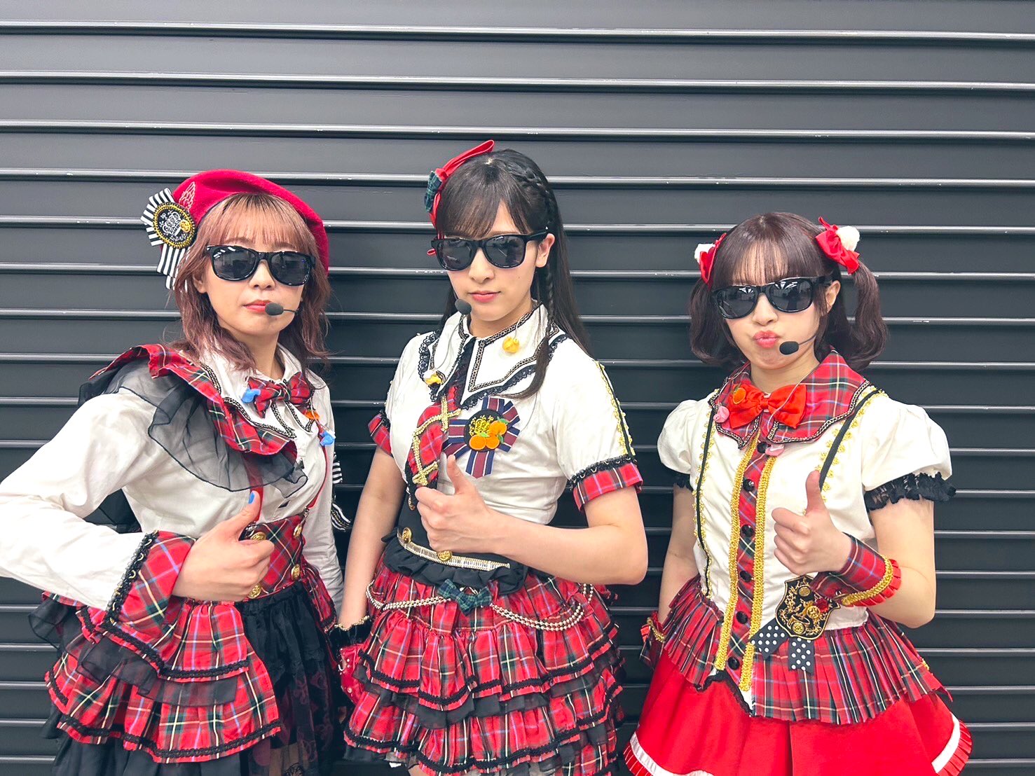 公式ランダムフォトカードvol.2 ホログラム　サイン 伊波杏樹2点 ① 伊波杏樹 サイン入 フォトカード - メルカリ