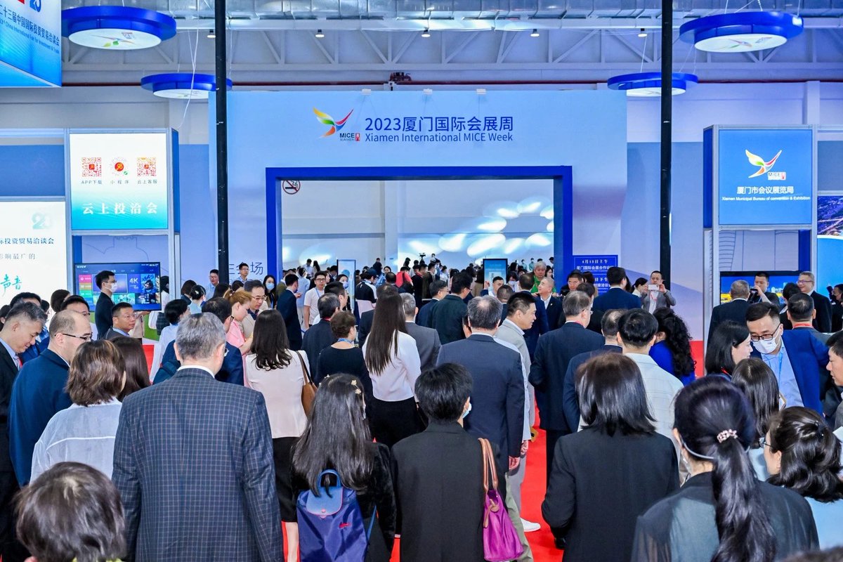 china_xiamen's tweet photo. In 2023, Xiamen saw a remarkable surge in its exhibition sector, hosting 152 events that spanned over 2.26 million square meters, marking a 68.2% increase from the previous year. By 2024, the city aspires to elevate this figure to 3 million square meters. https://t.co/b1LIEzItw4