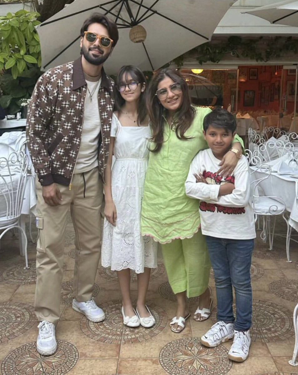 Fahad Mustafa out for lunch with his wife Sana and kids before getting into Jeeto Pakistan mood ✨

#FahadMustafa #FamilyTime #JeetoPakistan
