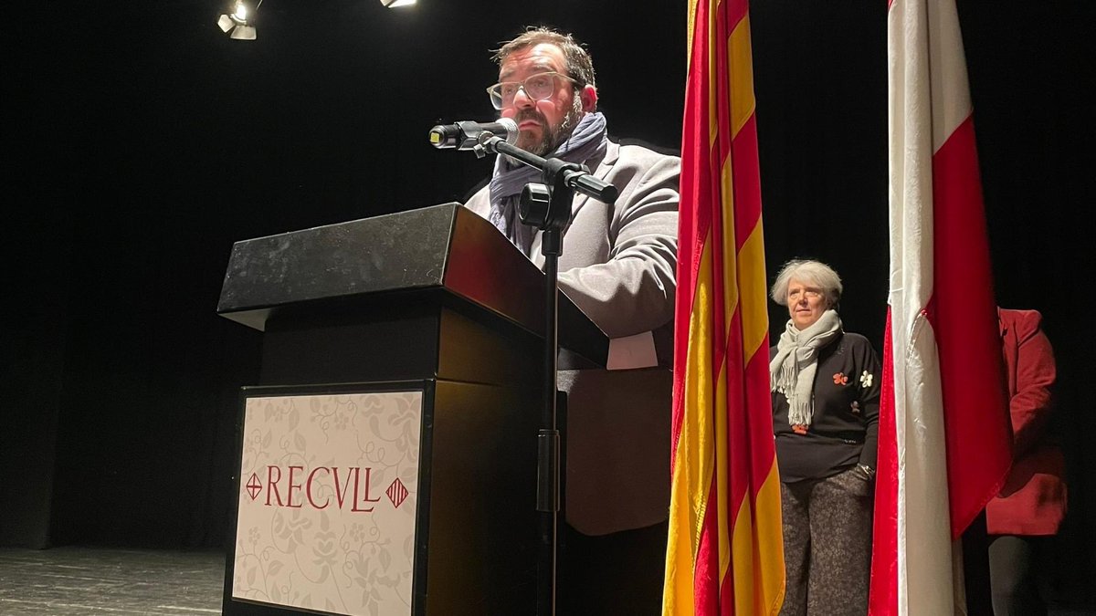 Blanes_cat's tweet photo. Notícia: Gran presència de guanyadors gironins als 60ens #PremisRecvll de lliurats avui a @TEATRECBS 4 autors gironins han guanyat en poesia, teatre, retrat literari i cançó en català, mentre que el de Narrativa l’ha guanyat #JaumeCapsada de BCN
https://t.co/0HdCTynuKu https://t.co/eGhkVwRG5e