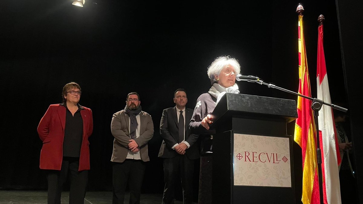 Blanes_cat's tweet photo. Notícia: Gran presència de guanyadors gironins als 60ens #PremisRecvll de lliurats avui a @TEATRECBS 4 autors gironins han guanyat en poesia, teatre, retrat literari i cançó en català, mentre que el de Narrativa l’ha guanyat #JaumeCapsada de BCN
https://t.co/0HdCTynuKu https://t.co/eGhkVwRG5e
