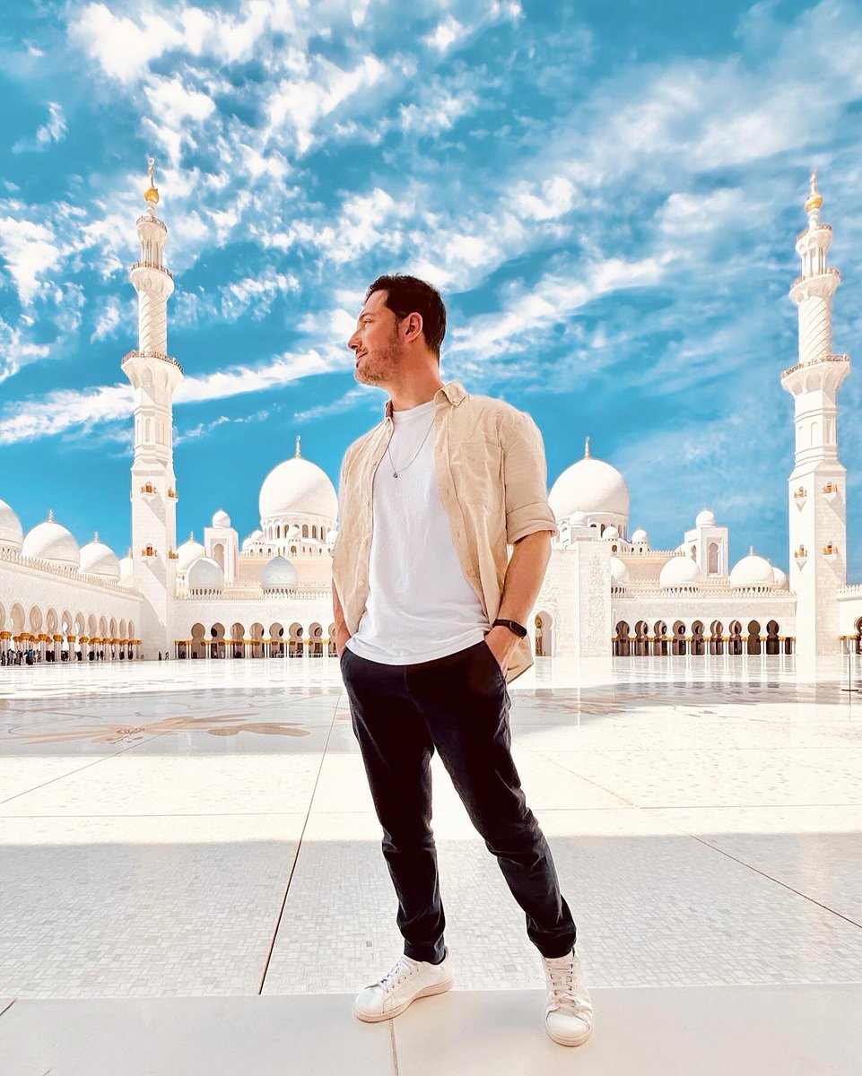 💫 Honestly, isn’t this one of the most photogenic places ever? 🤩 The breathtaking Sheikh Zayed Grand Mosque is simply a marvel to the eyes! 📸 If you ever find yourself in #AbuDhabi, be sure to visit this architectural wonder and don’t forget to strike a pose! 🤳