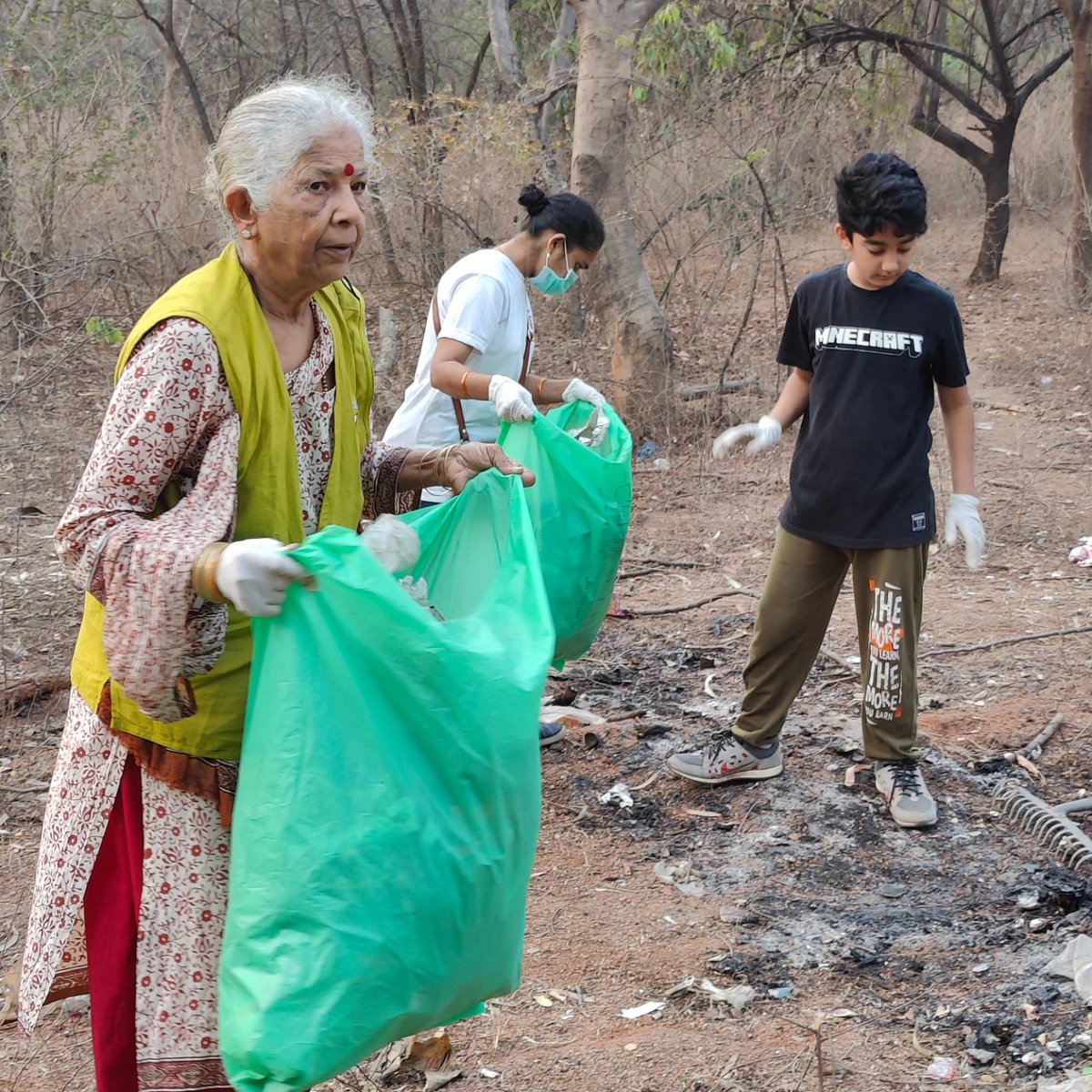 HydcyclingRev's tweet photo. #CommunityServiceByBicycle
#HyderabadCyclingRevolution
#CyclingCommunityOfHyderabad
Clean up drive in association with @fenkomatt_org & #WasteProject & @ReliefRidersHyd @happy_hyderabad ,#PinkCircleFoundation @BioReform
@CommissionrGHMC @sselvan @Ravi_1836 @GHMCOnline https://t.co/eNAMTC4i8i