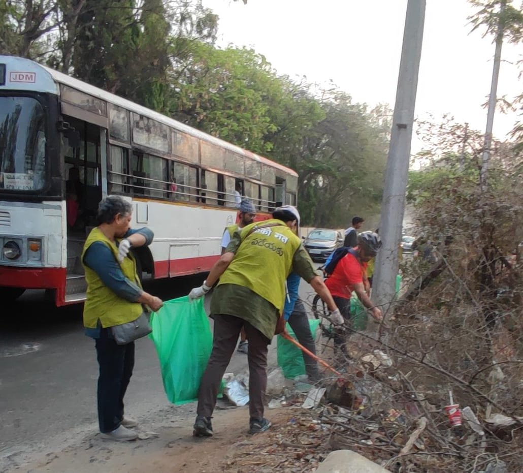 #CommunityServiceByBicycle #HyderabadCyclingRevolution #CyclingCommunityOfHyderabad Clean up drive in association with @fenkomatt_org & #WasteProject & @ReliefRidersHyd @happy_hyderabad ,#PinkCircleFoundation @BioReform @CommissionrGHMC @sselvan @Ravi_1836 @GHMCOnline