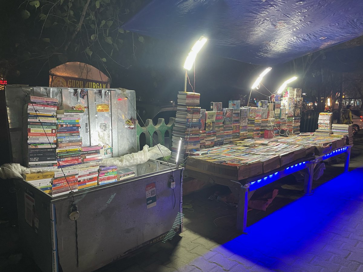 SoniaMinochka's tweet photo. Books quietly await on the pavement, as the digital era ignores the printed word.

#Dwarka2024 #Books #Delhi2024 #Delhistreets https://t.co/yZNXCLJFh1
