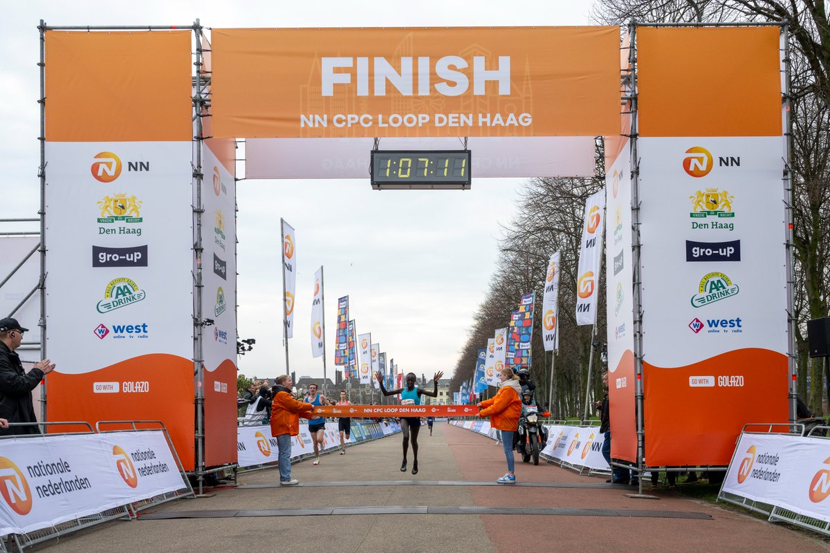 Abdi Nageeye wint de NN Halve Marathon tijdens de 48e editie van de NN CPC Loop Den Haag in een nieuw Nederlands record van 1.00.21 🥇

🇰🇪 De Keniaanse Susan Chembai is de snelste bij de vrouwen (1.07.12) 🥇
Anne Luijten (1.10.39) is de snelste Nederlandse vrouw 🇳🇱🏃‍♀