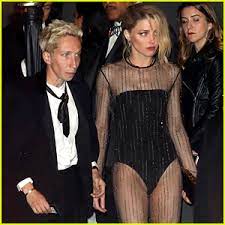 JDs_Best_Life's tweet photo. "Screwing everyone else over. You got everybody out here almost fooled but it don't last long". Every friend she's ever had has "dumped" her. Even #IO wised up. She's only got #Shitney left to take her shit. (no pun) 💩
#AmberHeardIsALiar🤥
#AmberHeardIsAnAbuser
#JohnnyDeppWon https://t.co/kXMHNN2Ezw