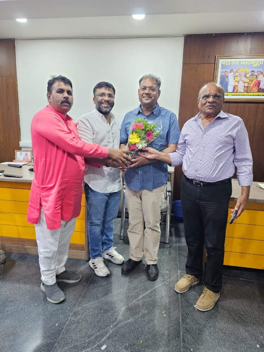 મહેસાણા જિલ્લા ભાજપ અધ્યક્ષ શ્રી ગીરીશભાઇ રાજગોર સાહેબ ને જિલ્લા અધ્યક્ષ પદે સફળતા પુર્વક એક વર્ષ પૂર્ણ કરવા બદલ મહેસાણા જિલ્લા યુવા મોરચા પ્રમુખ શ્રી મયુર ભાઈ પટેલ અને જિલ્લા ભાજપ મહામંત્રી ભગાજી ઠાકોર,ડૉ.જેએફ ચૌધરી એ રૂબરૂ મળીને શુભકામનાઓ પાઠવી. 

#BjymMahesanaDistrict