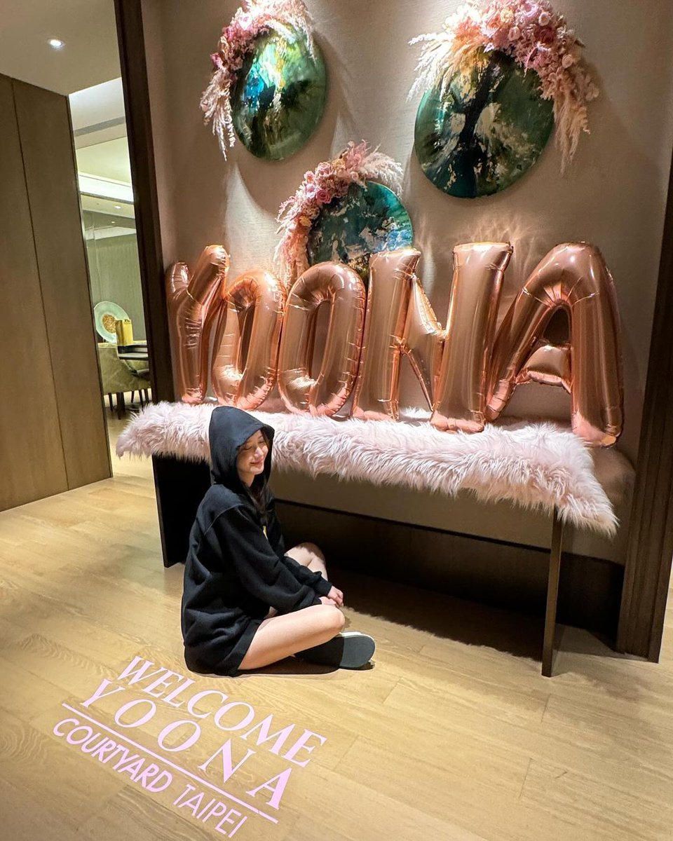 YOONADDICTcom's tweet photo. Mirror mirror on the wall, who's the prettiest of them all? 😍

#YOONITE CUT 📸 #YOONA_FANMEETING_TOUR
#LimYoonA #임윤아 #YoonA #윤아 https://t.co/Ir9FakEZt1