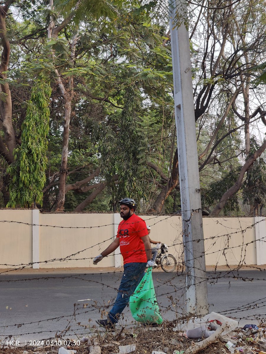 #CommunityServiceByBicycle 
#HyderabadCyclingRevolution 
#CyclingCommunityOfHyderabad 

Clean up drive in association with @fenkomatt_org  #WasteProject  @ReliefRidersHyd @happy_hyderabad #PinkCircleFoundation @BioReform

@CommissionrGHMC @sselvan @Ravi_1836 @GHMCOnline