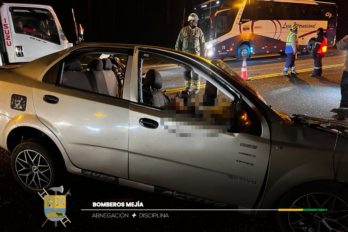 BomberosMejia1's tweet image. 2 personas fallecieron a causa de un siniestro de tránsito ✴️ entre un vehículo liviano 🚗 y una unidad de transporte 🚐, registrado en San Alfonso.
Personal de #BomberosMejía 🚑🔰🚒 realizó labores de extricación para recuperar los cuerpos sin vida.