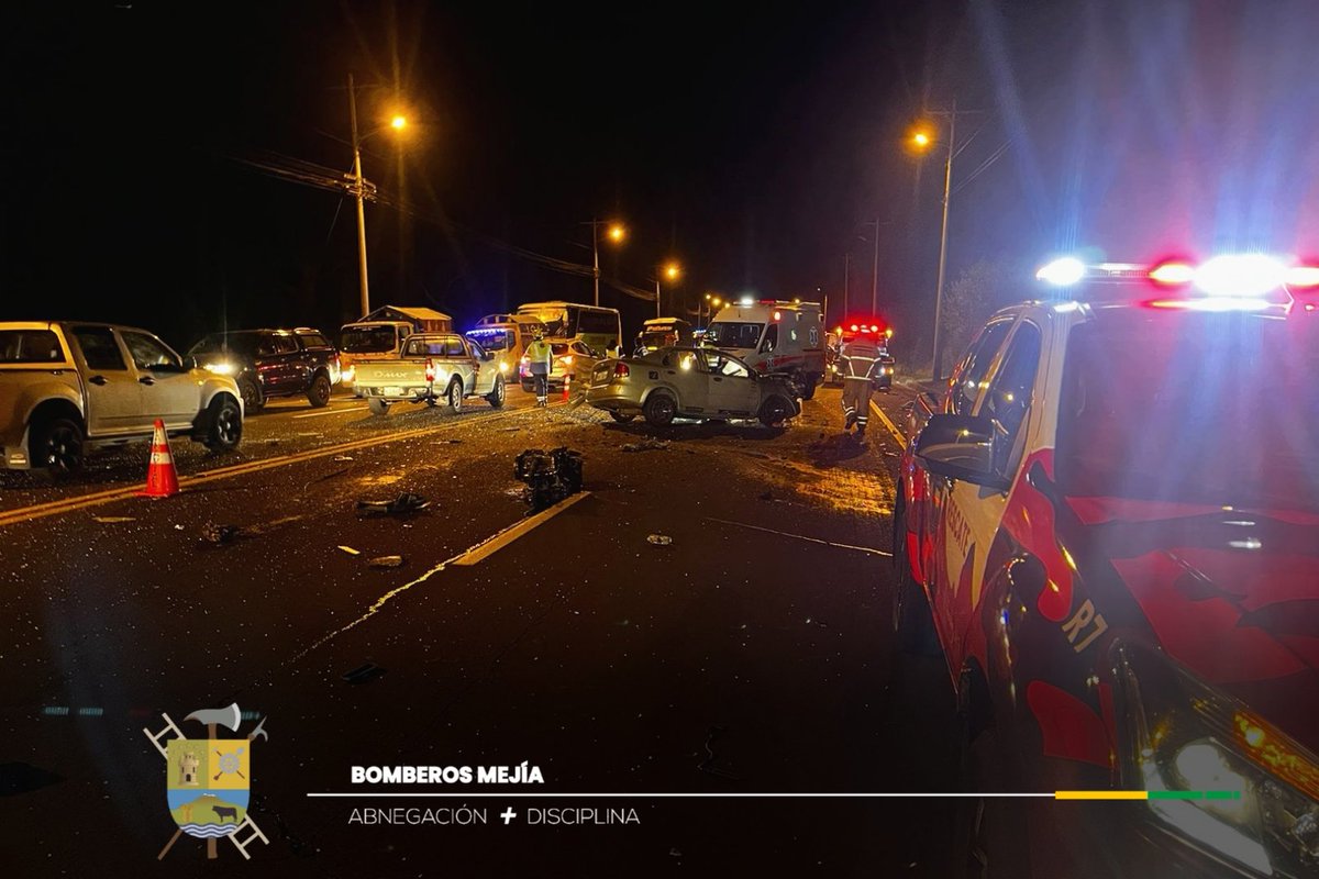 BomberosMejia1's tweet image. 2 personas fallecieron a causa de un siniestro de tránsito ✴️ entre un vehículo liviano 🚗 y una unidad de transporte 🚐, registrado en San Alfonso.
Personal de #BomberosMejía 🚑🔰🚒 realizó labores de extricación para recuperar los cuerpos sin vida.
