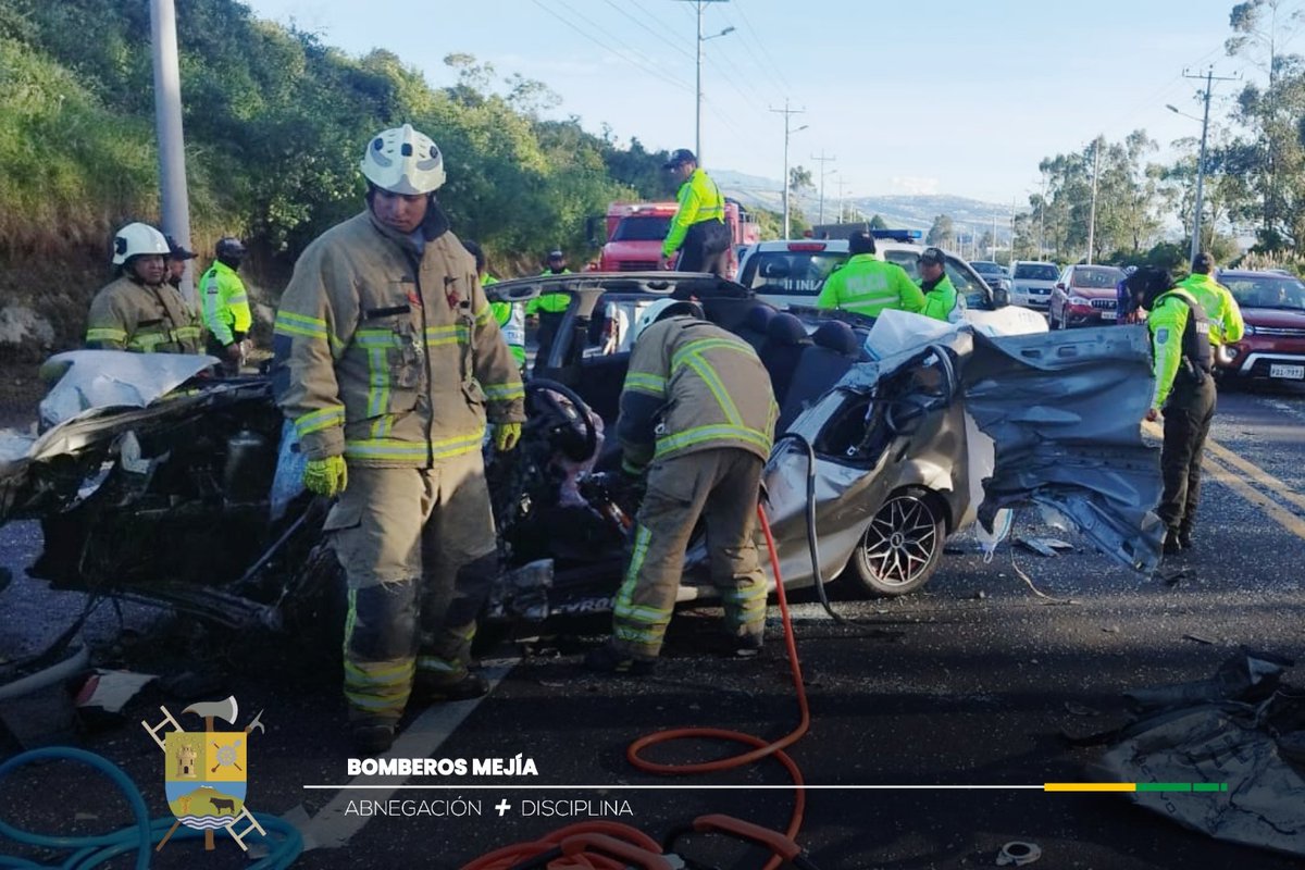 BomberosMejia1's tweet image. 2 personas fallecieron a causa de un siniestro de tránsito ✴️ entre un vehículo liviano 🚗 y una unidad de transporte 🚐, registrado en San Alfonso.
Personal de #BomberosMejía 🚑🔰🚒 realizó labores de extricación para recuperar los cuerpos sin vida.