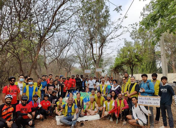 HydcyclingRev's tweet photo. #CommunityServiceByBicycle
#HyderabadCyclingRevolution
#CyclingCommunityOfHyderabad
Clean up drive in association with @fenkomatt_org #WasteProject @ReliefRidersHyd @happy_hyderabad #PinkCircleFoundation @BioReform
@CommissionrGHMC @sselvan @Ravi_1836 @GHMCOnline https://t.co/xQm5VopV0d