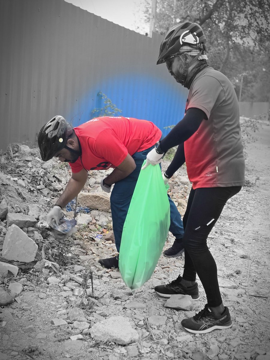 HydcyclingRev's tweet photo. #CommunityServiceByBicycle
#HyderabadCyclingRevolution
#CyclingCommunityOfHyderabad
Clean up drive in association with @fenkomatt_org #WasteProject @ReliefRidersHyd @happy_hyderabad #PinkCircleFoundation @BioReform
@CommissionrGHMC @sselvan @Ravi_1836 @GHMCOnline https://t.co/xQm5VopV0d