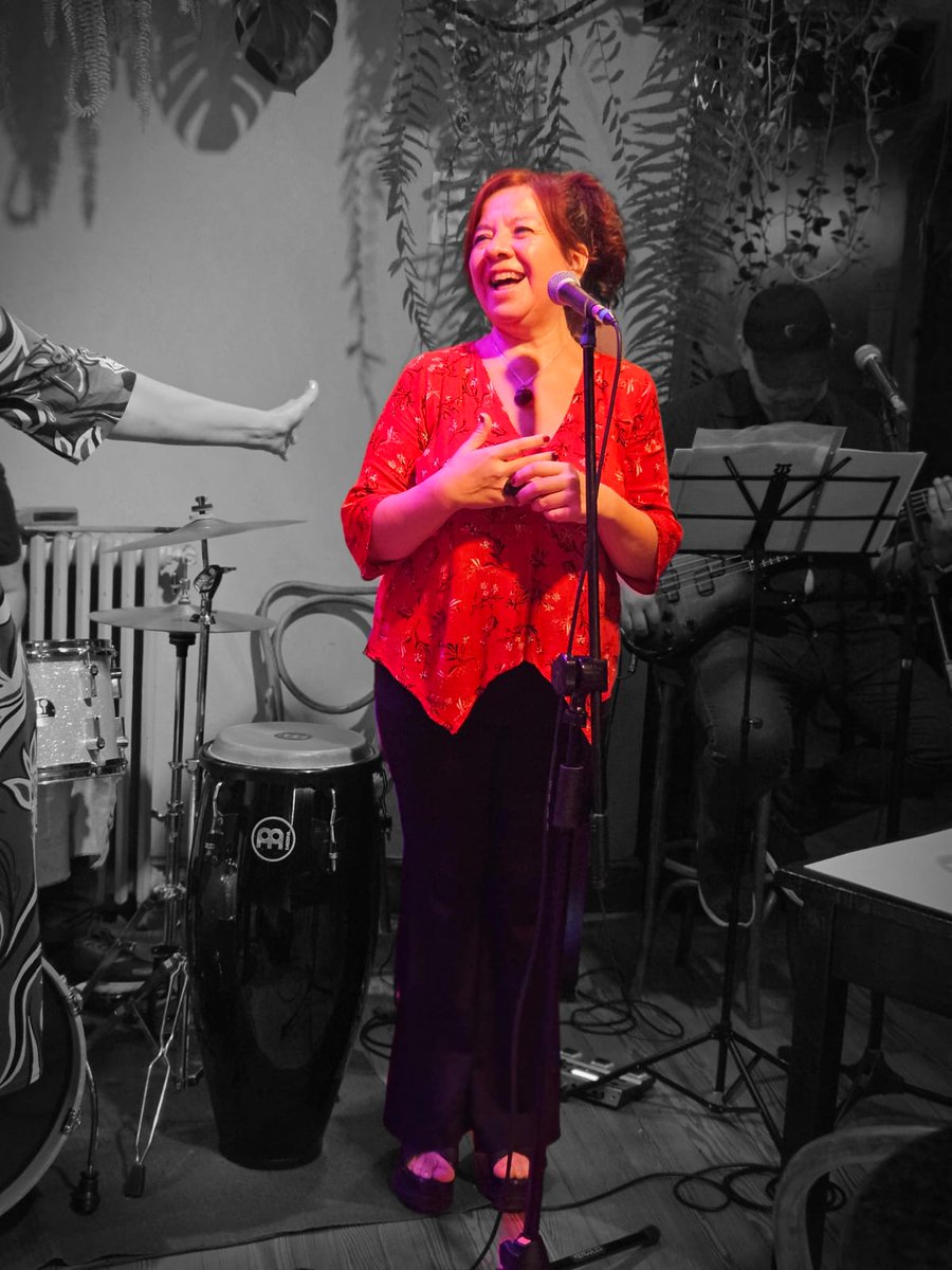 Dorita_Chavez's tweet photo. Anoche cantando en el Show de @piojozappia en el cálido #Giuffra San Telmo. Momentos felices de la vida, con amigos y buena música siempre 🎶❤️ https://t.co/BSd8WFZeK4