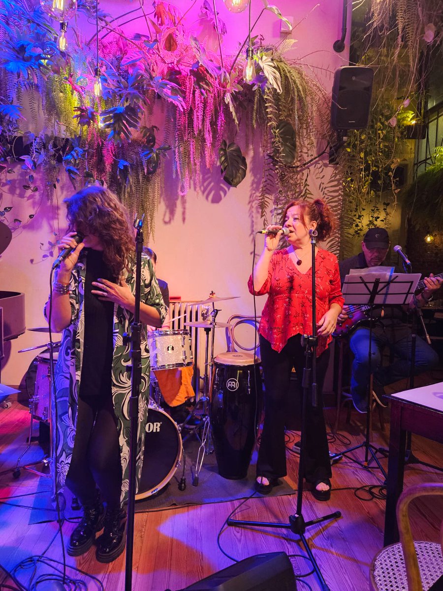 Dorita_Chavez's tweet photo. Anoche cantando en el Show de @piojozappia en el cálido #Giuffra San Telmo. Momentos felices de la vida, con amigos y buena música siempre 🎶❤️ https://t.co/BSd8WFZeK4