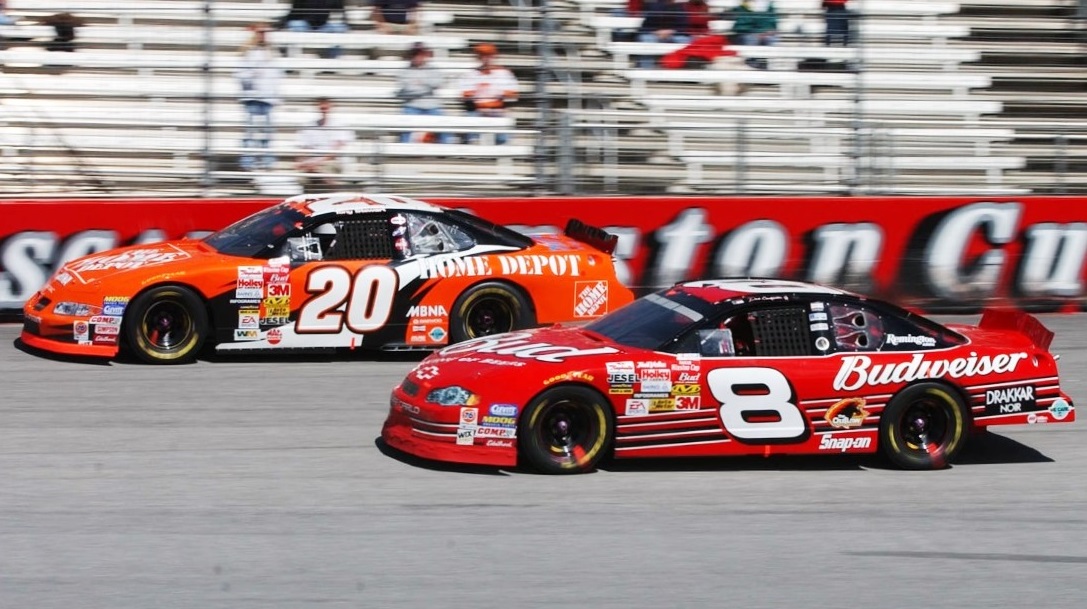 Tony Stewart won the 2002 MBNA America 500 at Atlanta 22 years ago today. 🏁 #Smoke 🏁