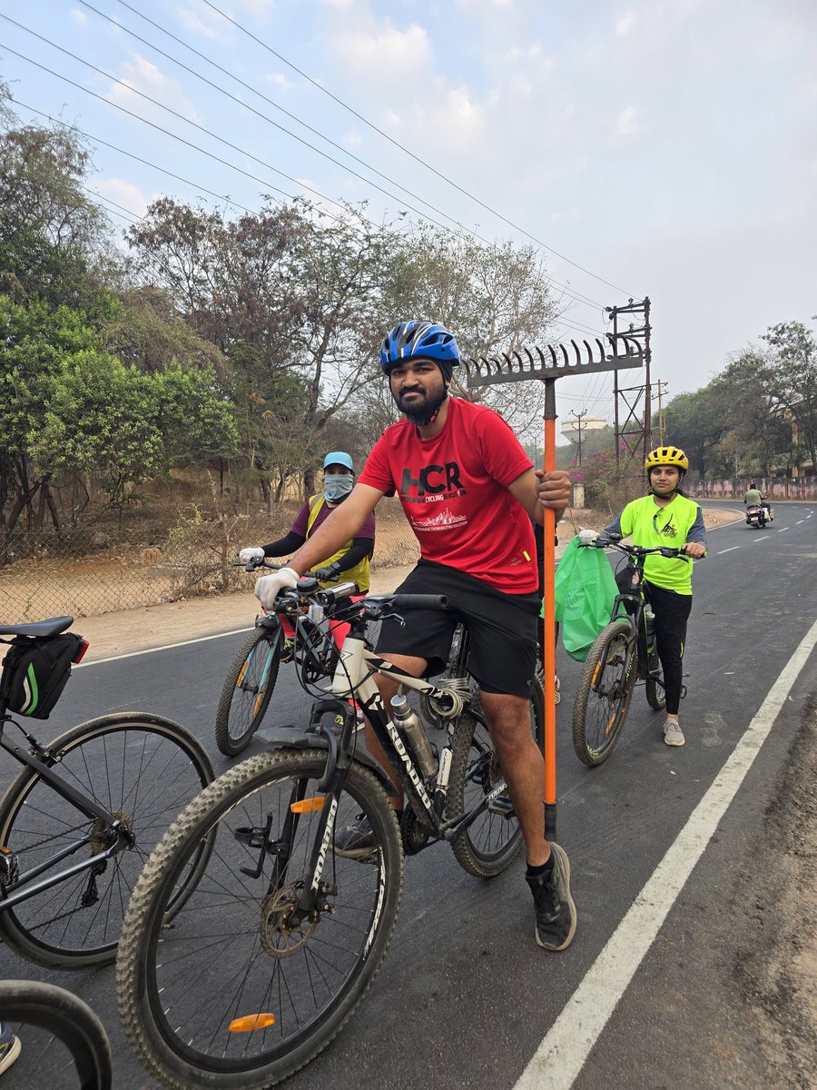 HydcyclingRev's tweet photo. #CommunityServiceByBicycle
#HyderabadCyclingRevolution
#CyclingCommunityOfHyderabad
Clean up drive in association with @fenkomatt_org #WasteProject @ReliefRidersHyd @happy_hyderabad #PinkCircleFoundation @BioReform
@CommissionrGHMC @sselvan @Ravi_1836 @GHMCOnline https://t.co/PY1yffzGNX