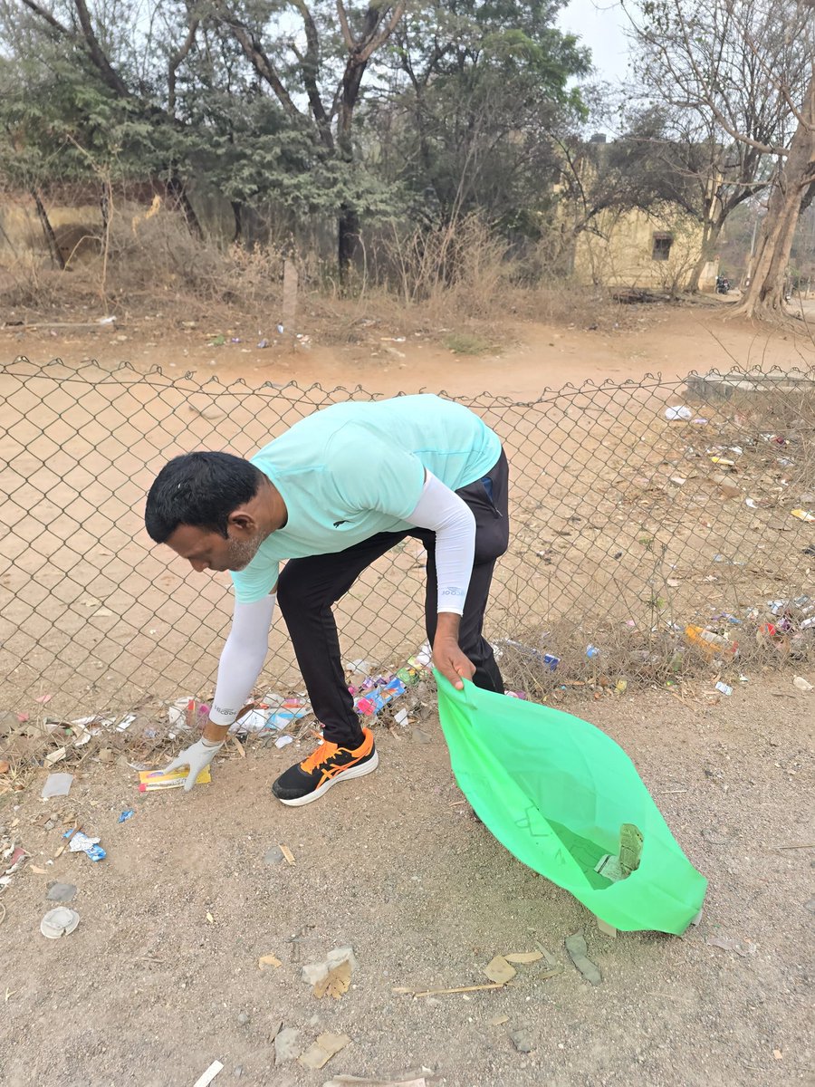HydcyclingRev's tweet photo. #CommunityServiceByBicycle
#HyderabadCyclingRevolution
#CyclingCommunityOfHyderabad
Clean up drive in association with @fenkomatt_org #WasteProject @ReliefRidersHyd @happy_hyderabad #PinkCircleFoundation @BioReform
@CommissionrGHMC @sselvan @Ravi_1836 @GHMCOnline https://t.co/PY1yffzGNX