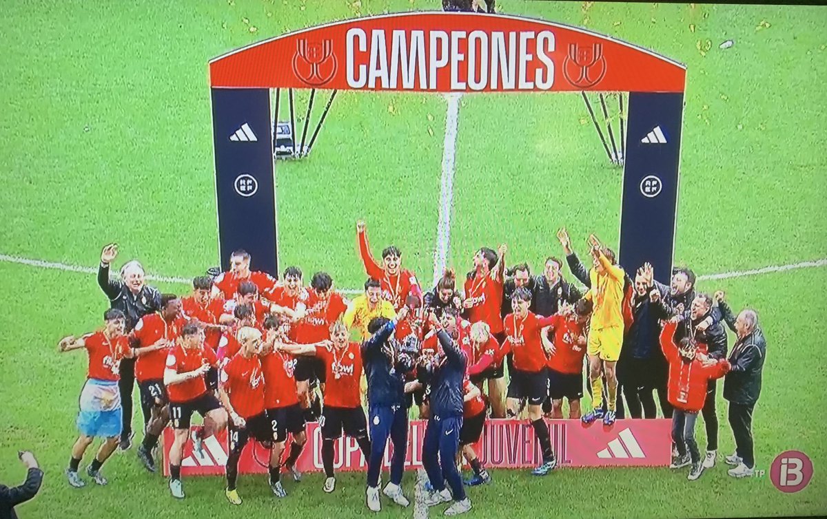 mallorcalegends's tweet photo. Todos los @mallorcalegends al unísono mandamos nuestra más sincera enhorabuena por vuestra victoria Histórica!!!.
El futuro de nuestro @RCD_Mallorca se empieza a labrar con campeones de cuna. 
FELICIDADES CAMPEONES!!!
❤️🖤. 🏆
.
@rfef @LaLigaFRA https://t.co/lMRX0A4LM8