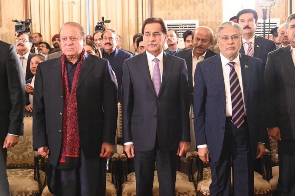 niyazee26's tweet image. میاں نواز شریف نے اپنے ذاتی اور پارٹی مفادات سے بالاتر ہو کر سیاست کی ہے مگر افسوس یہ نظام نواز شریف کو قبول نہیں کرنا چاہتا لیکن یاد رہے نواز شریف کو پچھلے پانچ سال دور رکھ کر آپ نے ملک کا بیڑہ غرق کروا لیا