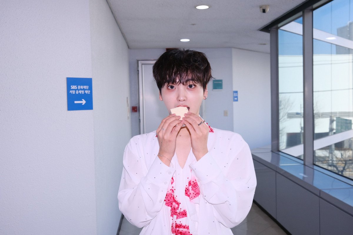 CRAVITY_twt's tweet photo. 아이스크림😝
#형준 #크래비티 #인기가요 https://t.co/cOlcACKILB