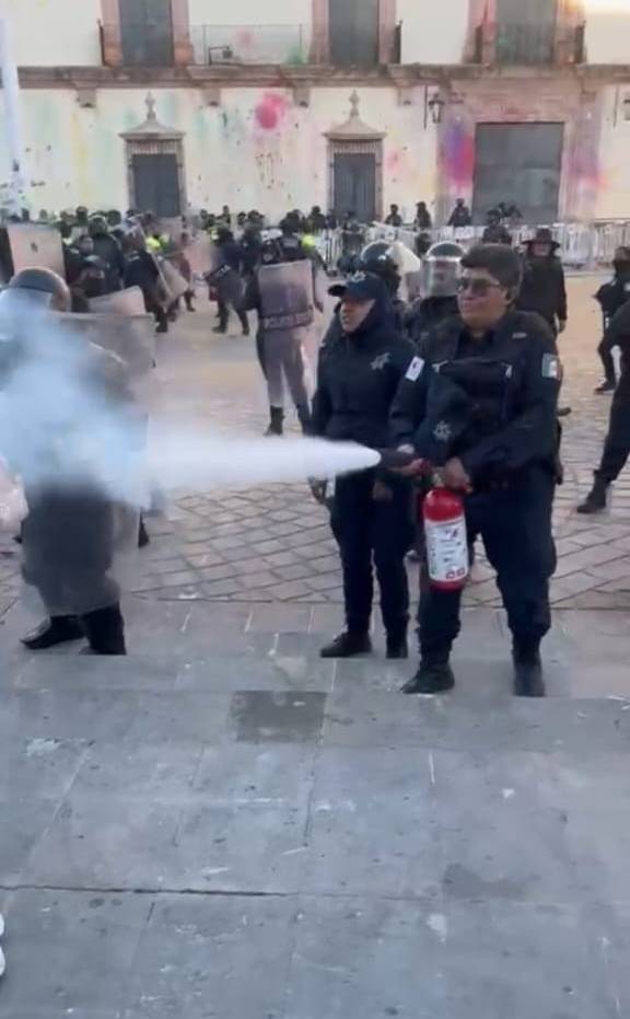 La imagen de una mujer policía tomando una flor que le da una participante de la marcha del #8M en Zacatecas; esa misma elemento rocía gas con un extintor, durante las detenciones arbitrarias.
#NiUnaMasNiUnaMenos #abusopolicial #lapolicianomecuida