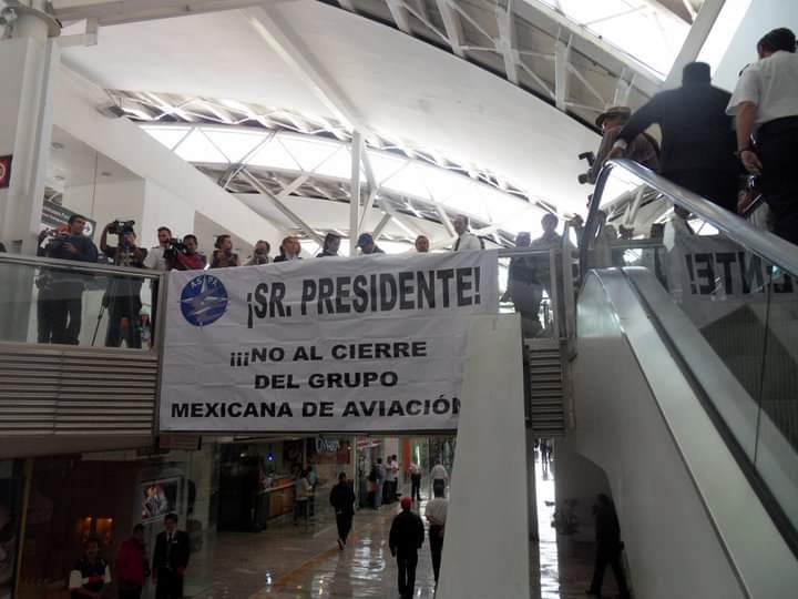 xime_garmendia's tweet photo. 10 de marzo de 2011, rogábamos por nuestra fuente de empleo 
#MexicanaDeAviación

Jamás votaré por quienes me robaron no solo mí fuente de trabajo, sino mí vida. Nunca más un voto al @AccionNacional https://t.co/Qj6ZqdgMyD