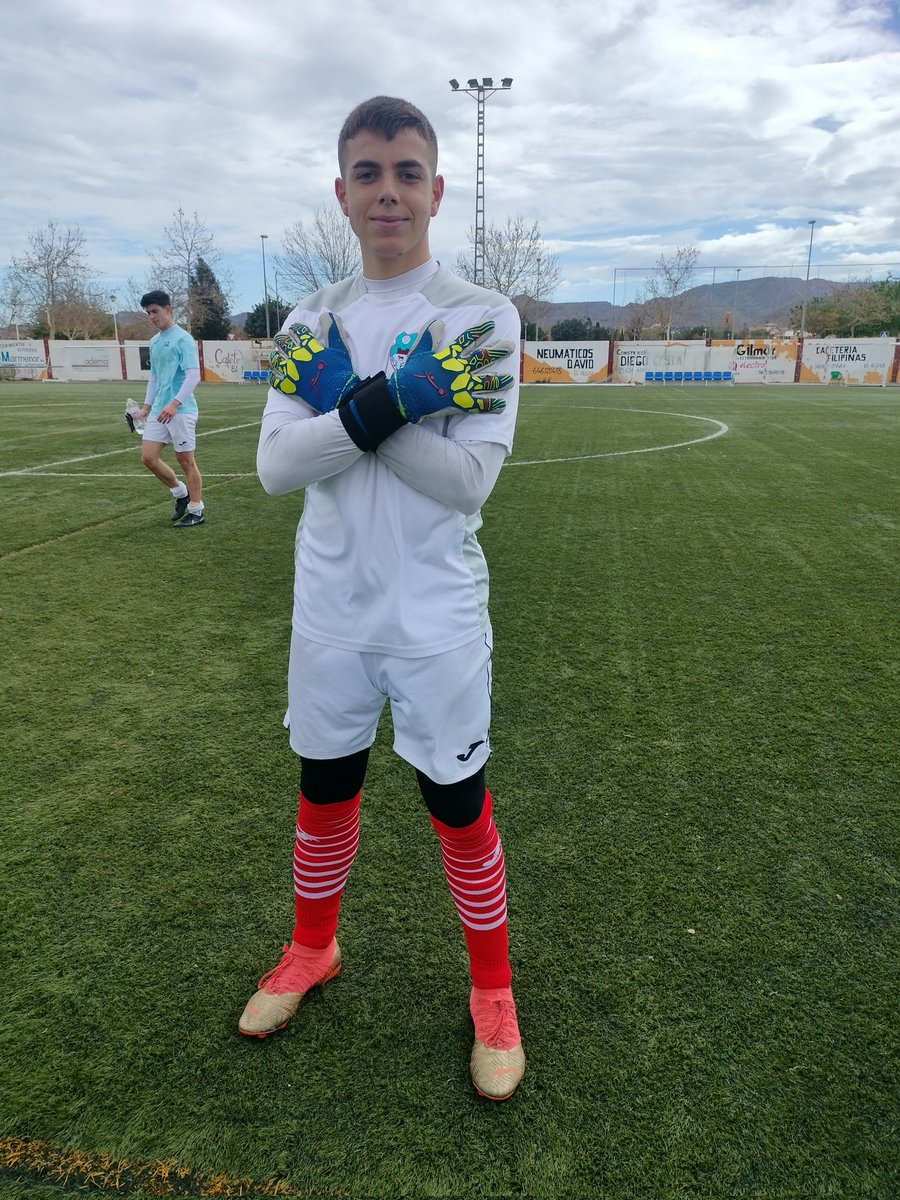 ¡Cuando vienen mal dadas la solución está en casa!

Hoy hemos tenido el debut en portería de David con solo 16 años.

¡Enhorabuena!

Además dos juveniles más, Juampe y Juanjo, han viajado hoy con el primer equipo.

¡Gracias por vuestra ayuda e ilusión!