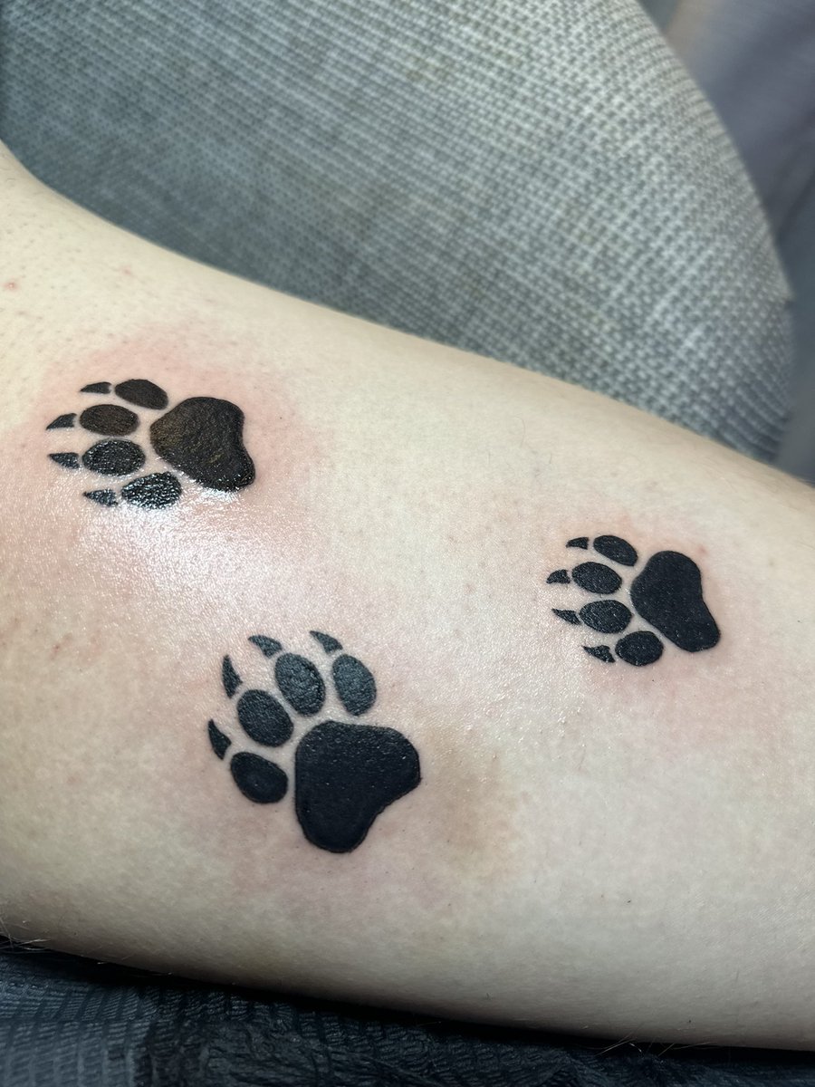 Put some paw prints on a cute boys thigh :3