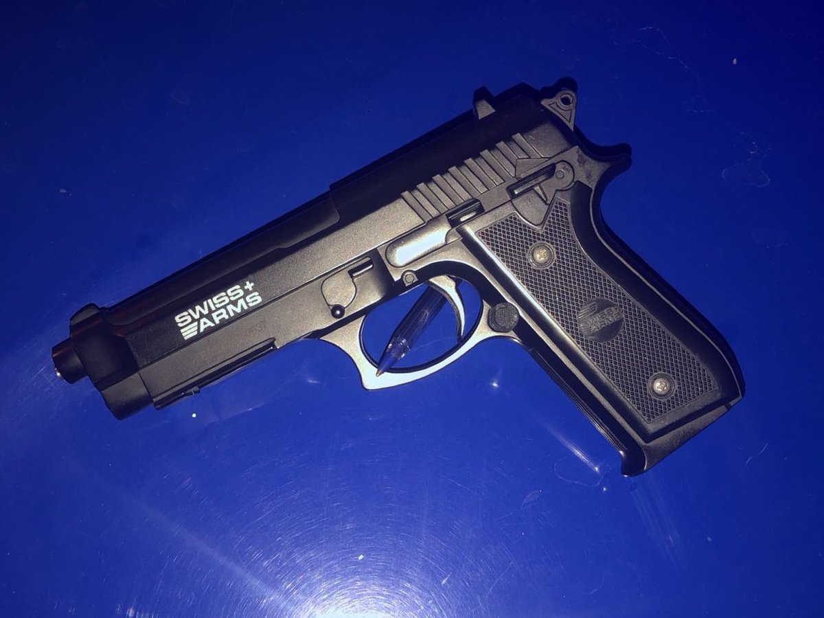 PoliciaCbaOf's tweet photo. 🚙TRES DETENIDOS CON SECUESTRO DE VEHÍCULO
✅Durante un operativo con seguimiento controlado, en Bº #Mirizzi, personal policial detuvo a tres jóvenes, que se conducían en un automóvil que previamente habían sustraído en el sector. Estos individuos, quienes en su huida abandonaron el rodado, intentaron evadir a los uniformados ocultándose en una zanja, donde fueron detenidos.
▶️En el procedimiento se secuestró el rodado mencionado conjuntamente con una réplica de arma de fuego.