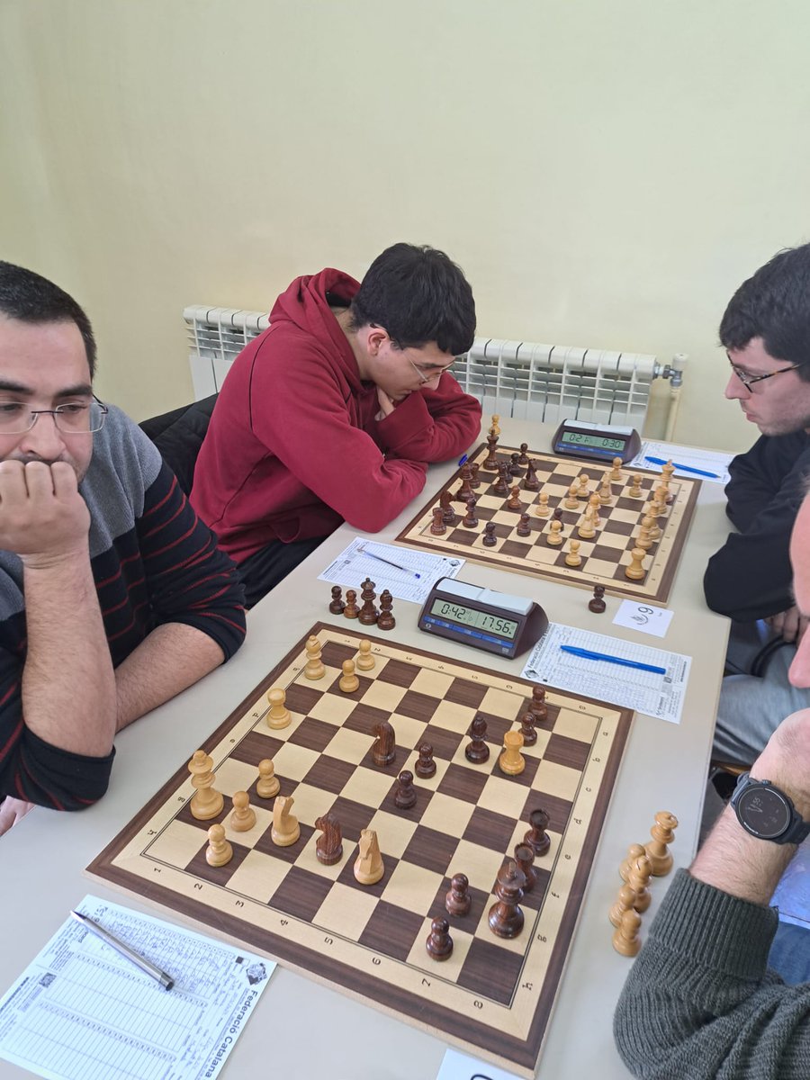 Ronda 8 #LligaEscacs: Derrota dels equips A i D. Victòria del B. Empat del C. <a href="/escacs_cat/">Federació Catalana d'Escacs</a>. Pròxim diumenge, última ronda de la Lliga.