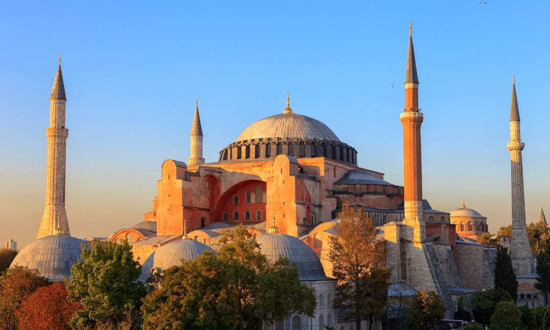 Sabır, merhamet ve rızkın bol olduğu on bir ayın sultanı Ramazan-ı Şerîf’i kutluyor, başta Filistin ve Doğu Türkistan olmak üzere dünyanın çeşitli coğrafyalarında dökülen kanların durmasını ve  zulmün bitmesini Cenab-ı Allah’tan niyaz ediyorum.