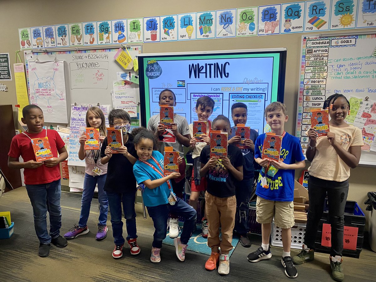 MsNicoleBennett's tweet photo. 📖 Every Cimarron student kicked off spring break w/ their own book to keep &amp; a bookmark of questions for parents to start a learning discussion! #CeCheetahs #bennettsbunch https://t.co/LxxW07i3Ci