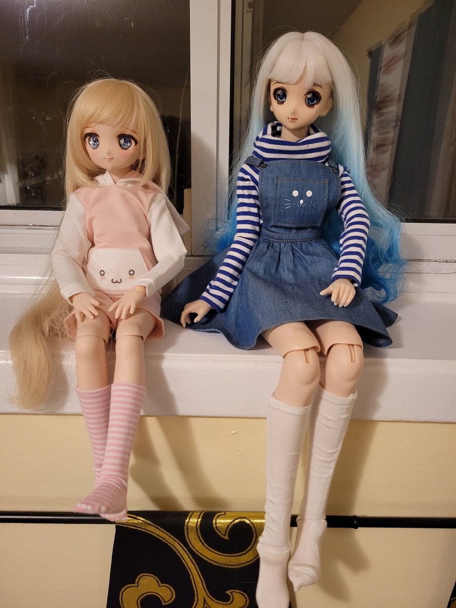 Welcome to both Yumi (pink outfit) and Yuki (blue outfit) to my humble home! Both are Volks Mini and Dollfie Dream ball jointed dolls. You can see the girls posing with Velvet the cat kig too for fun!
