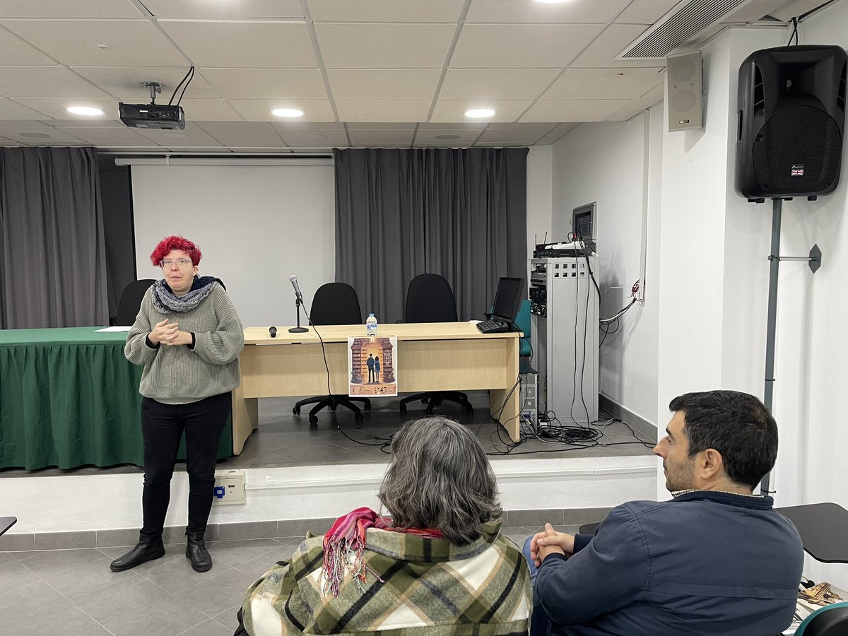 Edeo_'s tweet photo. @PereaConcha nos habla de la importancia de lo grupos de escritores. Esenciales para crecer como autores para seguir aprendiendo y mejorar su trabajo. La profe de @CajaDLetras nos ha hecho partícipe de su experiencia en #EDEEO https://t.co/GguKmHw7jj