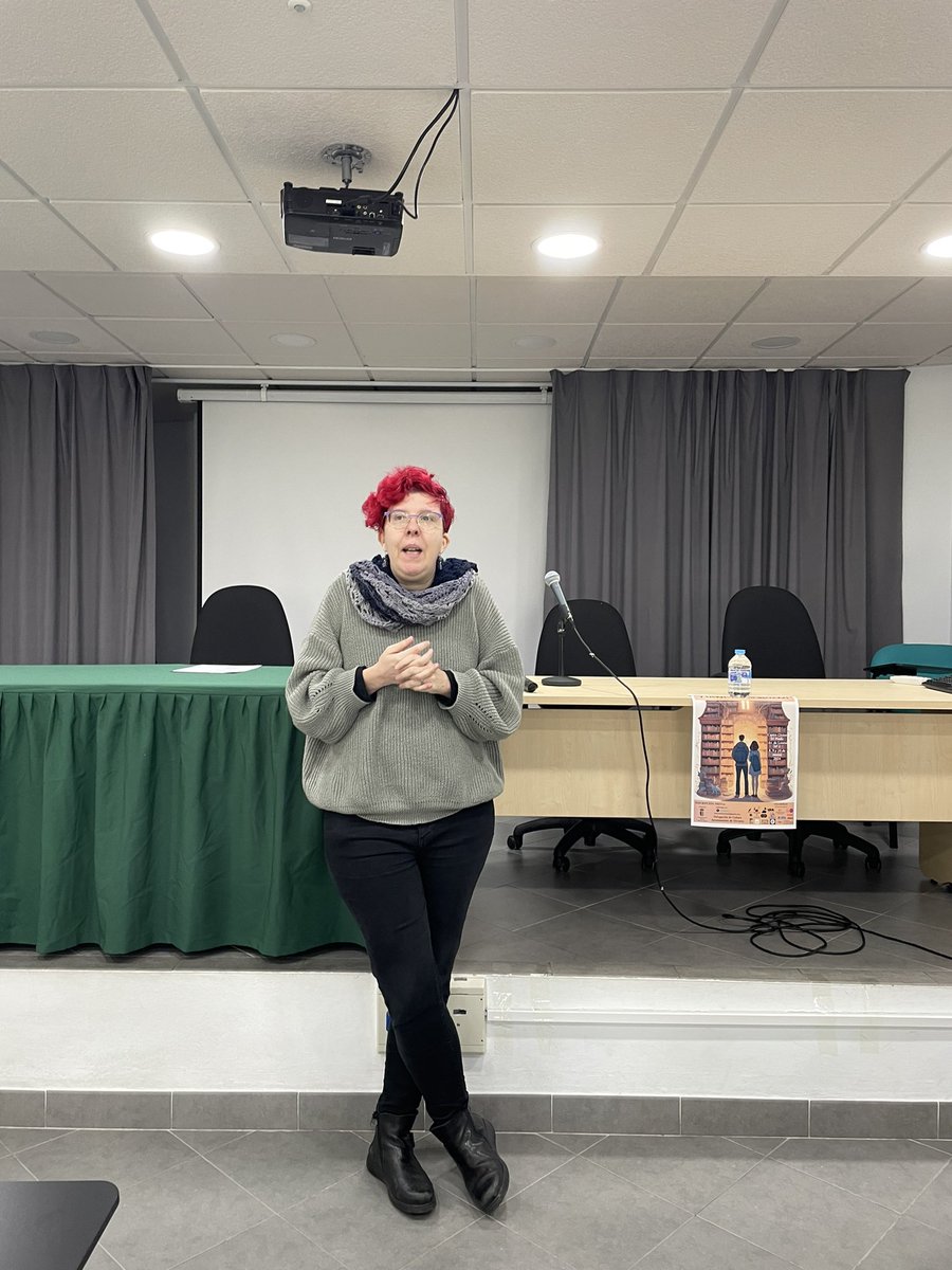 Edeo_'s tweet photo. @PereaConcha nos habla de la importancia de lo grupos de escritores. Esenciales para crecer como autores para seguir aprendiendo y mejorar su trabajo. La profe de @CajaDLetras nos ha hecho partícipe de su experiencia en #EDEEO https://t.co/GguKmHw7jj