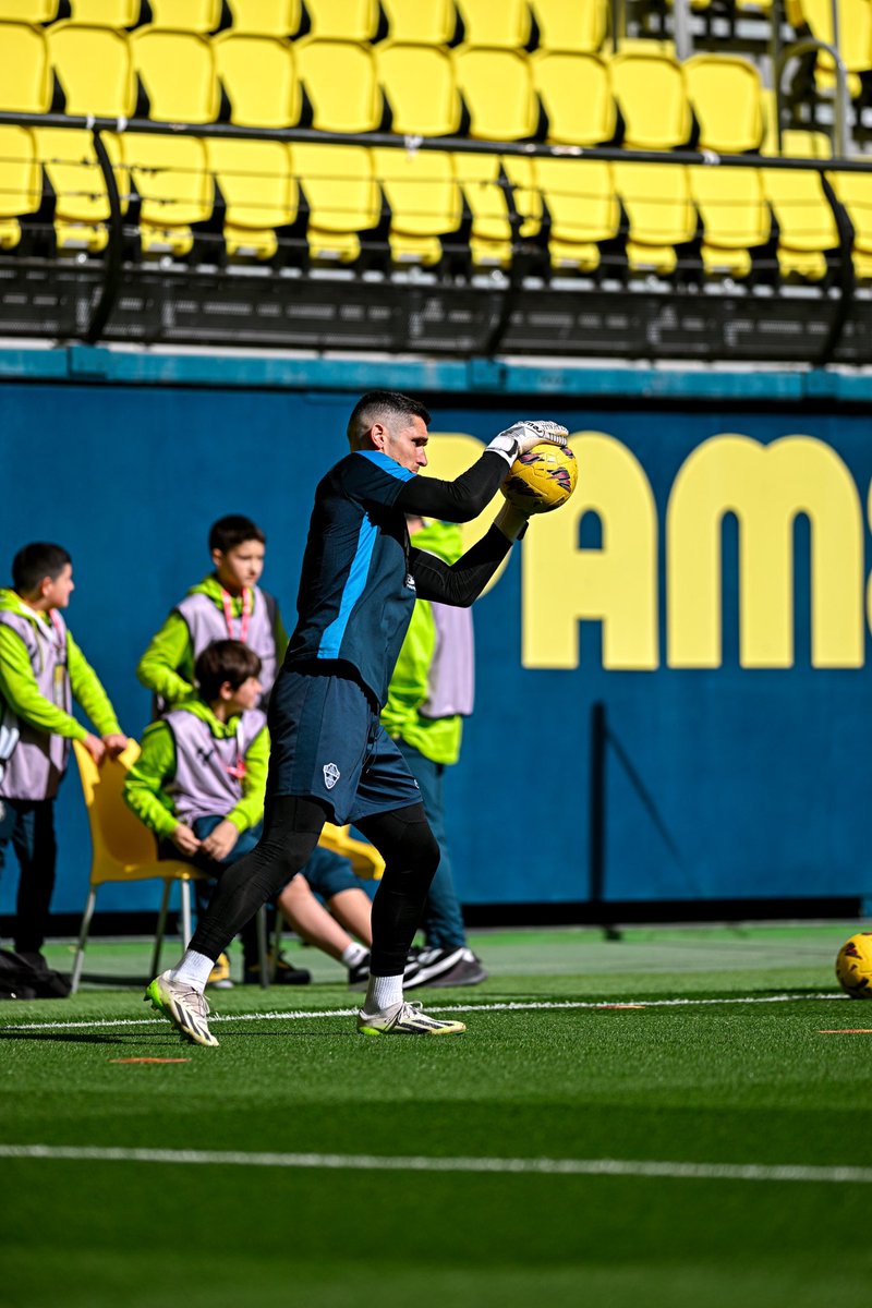 elchecf's tweet photo. 🧤¡A calentar! 🔝

#VillarrealBElche | #MuchoElche https://t.co/lEIL0LIlcn