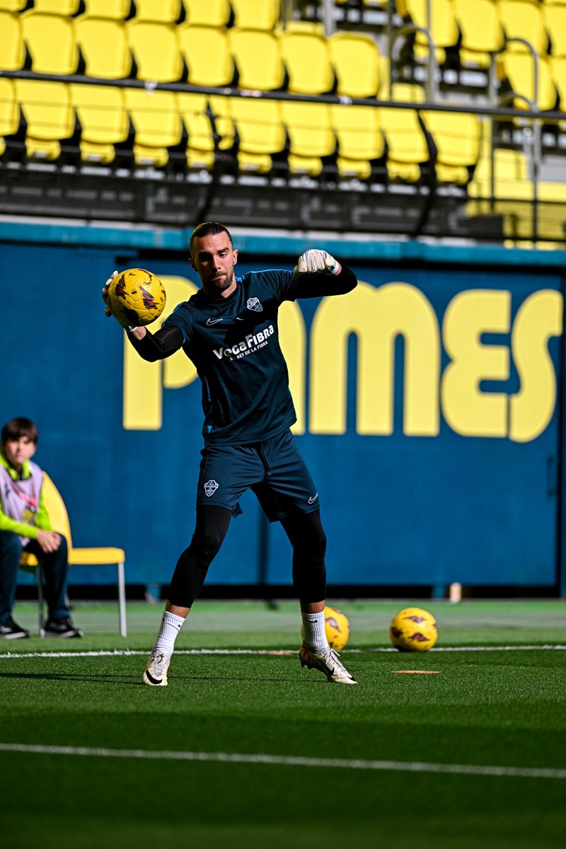 elchecf's tweet photo. 🧤¡A calentar! 🔝

#VillarrealBElche | #MuchoElche https://t.co/lEIL0LIlcn